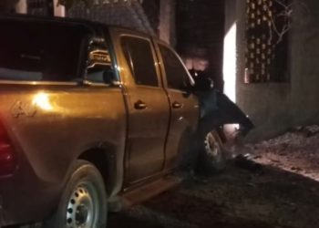 Una mujer manejaba con más de 4 gramos de alcohol en sangre y chocó contra una casa