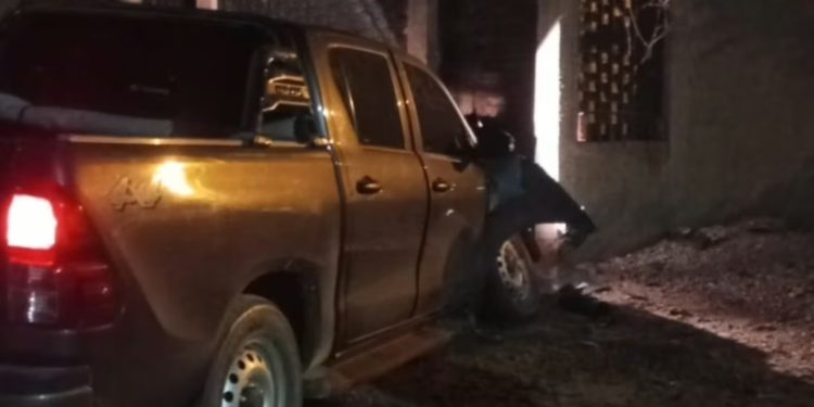 Una mujer manejaba con más de 4 gramos de alcohol en sangre y chocó contra una casa