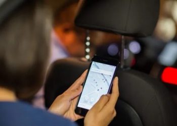 Una joven pidió un auto por una app y el chofer se desvió del camino: ella se tiró del vehículo por miedo