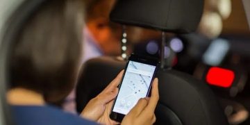 Una joven pidió un auto por una app y el chofer se desvió del camino: ella se tiró del vehículo por miedo