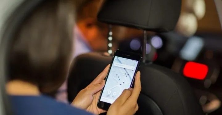 Una joven pidió un auto por una app y el chofer se desvió del camino: ella se tiró del vehículo por miedo