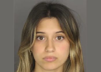 Tiene 22 años y fue detenida por enviarle fotos eróticas a un alumno de 14 años