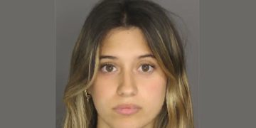 Tiene 22 años y fue detenida por enviarle fotos eróticas a un alumno de 14 años