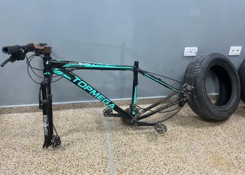 Cayó dúo delictivo en Caucete: huían con un cuadro de bicicleta y ruedas de auto