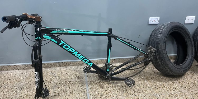 Cayó dúo delictivo en Caucete: huían con un cuadro de bicicleta y ruedas de auto