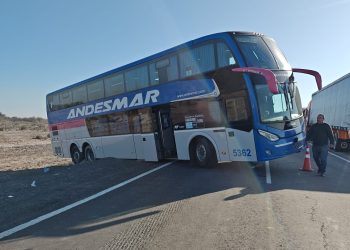 Maniobra fallida: un colectivo repleto de pasajeros se atascó en la Ruta 20