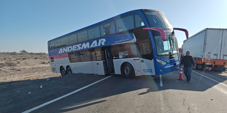Maniobra fallida: un colectivo repleto de pasajeros se atascó en la Ruta 20