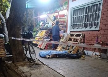 Identificaron al hombre que cayó sin vida frente a una verdulería en Capital
