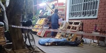 Identificaron al hombre que cayó sin vida frente a una verdulería en Capital