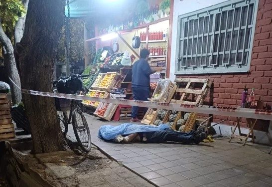 Identificaron al hombre que cayó sin vida frente a una verdulería en Capital