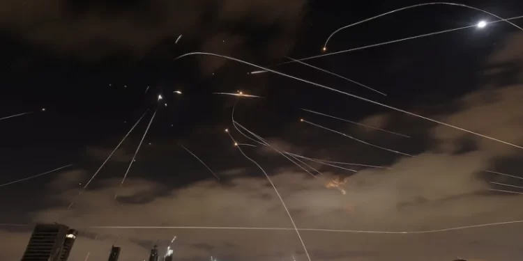 Irán lanza una nueva ofensiva contra Israel en medio de una creciente escalada militar