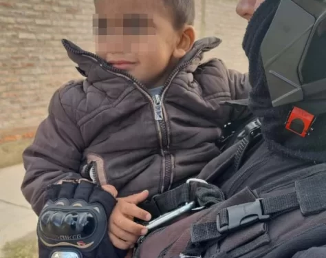 Encuentran a un niño de 3 años llorando y solo en la calle: la madre ni se enteró