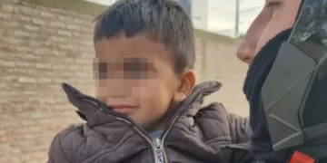 Encuentran a un niño de 3 años llorando y solo en la calle: la madre ni se enteró