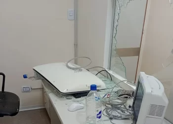 Ataque en el Hospital Rawson: un padre rompió el vidrio y lastimó a un enfermero