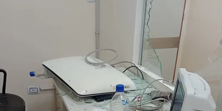 Ataque en el Hospital Rawson: un padre rompió el vidrio y lastimó a un enfermero