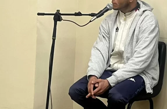 Condenaron a un joven por robar un celular durante una reunión