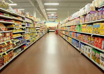 Un supermercado deberá pagarle 8 millones de pesos a una niña que se fracturó porque le cayeron encima canastos de tomates