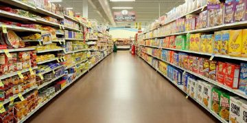 Un supermercado deberá pagarle 8 millones de pesos a una niña que se fracturó porque le cayeron encima canastos de tomates