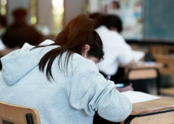 Maestra hizo golpear la cabeza contra el pizarrón a una alumna de 10 años