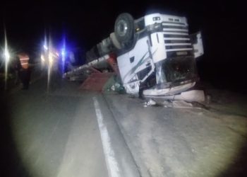 Volcó un camión cargado de papas en El Encón y bloqueó la Ruta 20