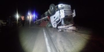 Volcó un camión cargado de papas en El Encón y bloqueó la Ruta 20