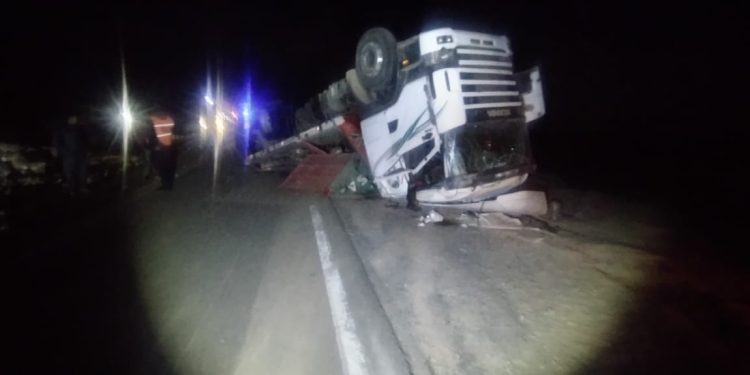 Volcó un camión cargado de papas en El Encón y bloqueó la Ruta 20