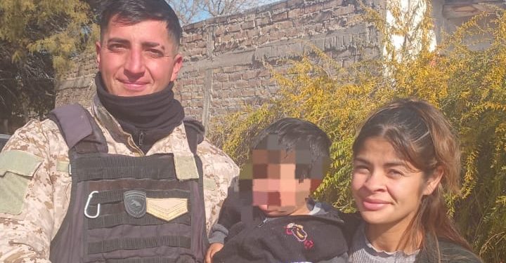 Bebé se ahogaba y policías lo reanimaron y salvaron su vida