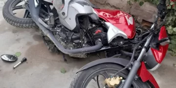 Violento arrebato y persecución: un detenido y un prófugo tras intento de fuga en moto