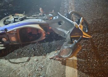 Ruta 20: Un motociclista terminó internado tras caer en un pozo