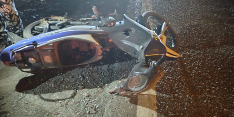 Ruta 20: Un motociclista terminó internado tras caer en un pozo