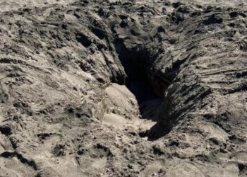 Un adolescente cavó un pozo en la playa, se desmoronó y murió tras quedar enterrado en la arena