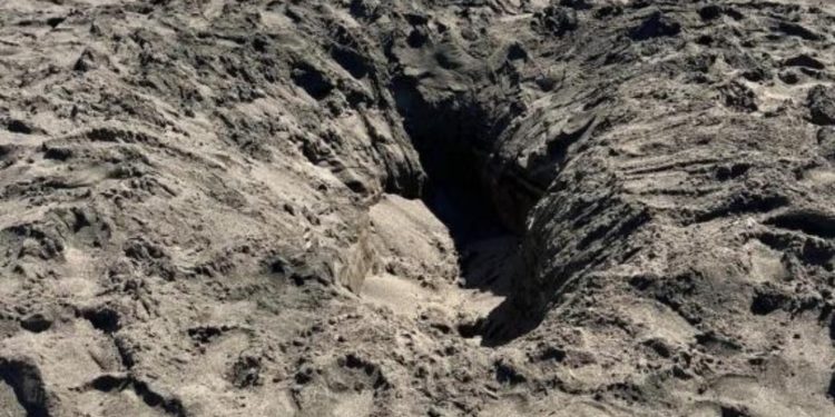 Un adolescente cavó un pozo en la playa, se desmoronó y murió tras quedar enterrado en la arena