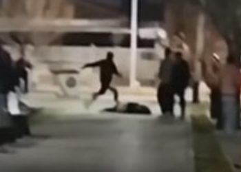 Policía le pegó una brutal patada a un joven que estaba inconsciente