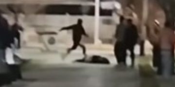 Policía le pegó una brutal patada a un joven que estaba inconsciente