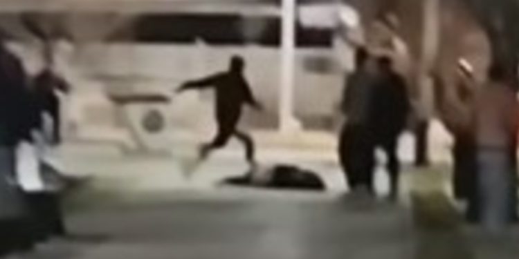 Policía le pegó una brutal patada a un joven que estaba inconsciente