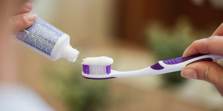 La ANMAT prohibió la comercialización de una pasta dental tras reportar efectos adversos