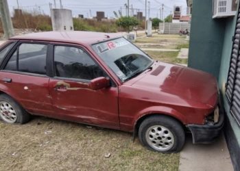 Encontró el auto de su novio en la casa de la ex y lo estrelló contra la ventana