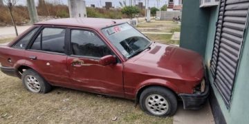Encontró el auto de su novio en la casa de la ex y lo estrelló contra la ventana