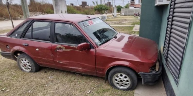 Encontró el auto de su novio en la casa de la ex y lo estrelló contra la ventana