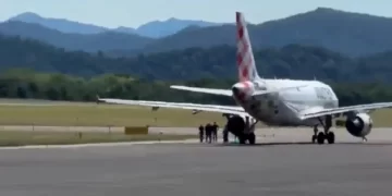 Un hombre murió al ser absorbido por el motor de un avión que se preparaba para despegar