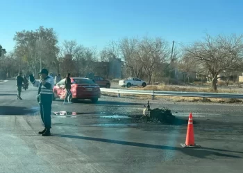 Ruta 20 y Gorriti: una moto se prendió fuego y el conductor lucha por su vida