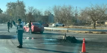 Ruta 20 y Gorriti: una moto se prendió fuego y el conductor lucha por su vida