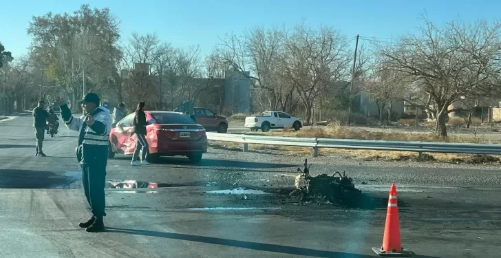 Ruta 20 y Gorriti: una moto se prendió fuego y el conductor lucha por su vida