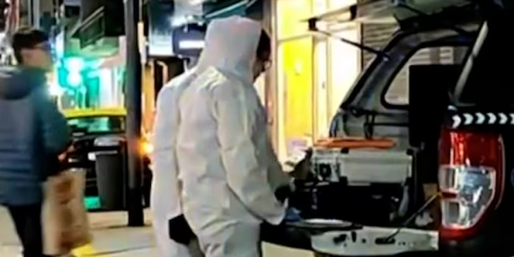 Viernes de horror: hallan a un hombre muerto a puñaladas y detienen a su mujer