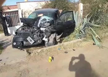 Violento accidente en Rivadavia: una camioneta fuera de control chocó contra un colectivo y terminó en la vereda