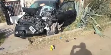 Violento accidente en Rivadavia: una camioneta fuera de control chocó contra un colectivo y terminó en la vereda