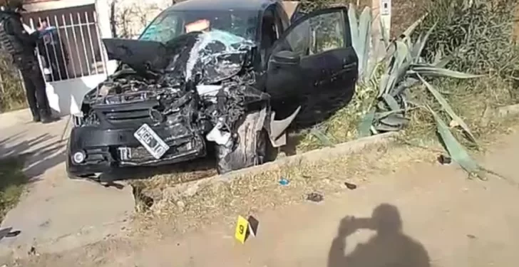 Violento accidente en Rivadavia: una camioneta fuera de control chocó contra un colectivo y terminó en la vereda