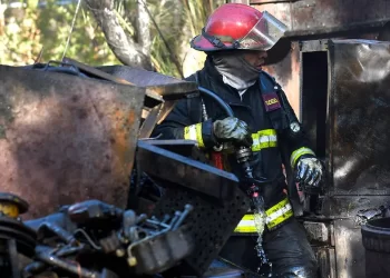 Explotó una estufa mientras dormía una familia: un hombre está en grave estado