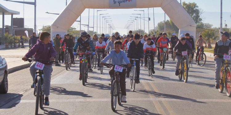 Chimbas despidió las vacaciones con una multitudinaria bicicleteada