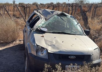 Perdió el control y volcó en Caucete: la camioneta terminó dentro de una finca